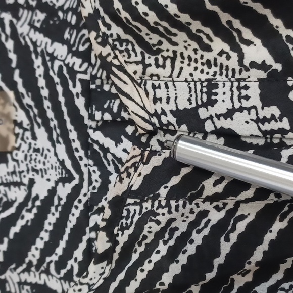 PETER NYGARD black & white cold-shoulder blouse. Button close. Size 6. NWT - Picture 16 of 16